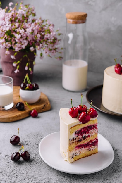 Un morceau de gâteau au lait avec des cerises