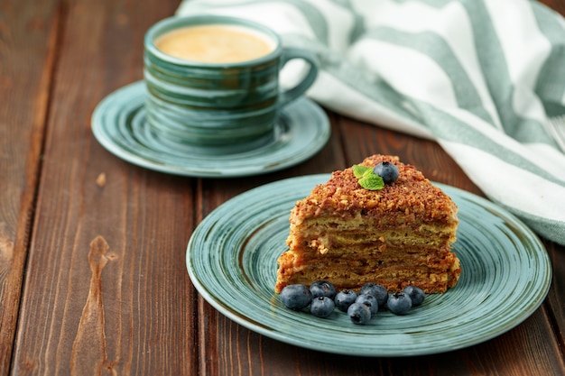 Morceau de gâteau au miel aux noix sur plaque verte