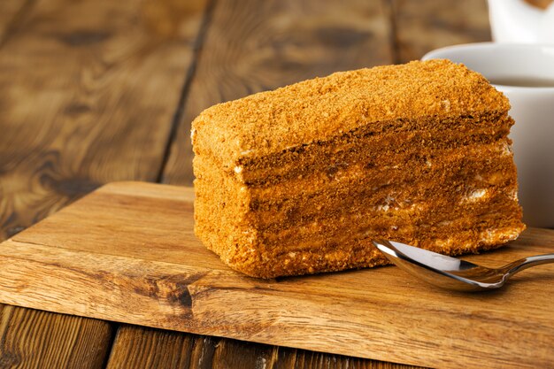 Morceau de gâteau au miel sur la table de la cuisine