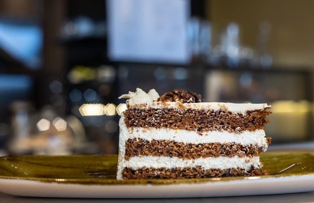 Morceau de gâteau aux carottes avec noix et glaçage fouetté Concept de dessert festif