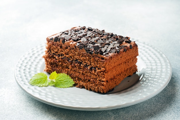 Un morceau de gâteau aux truffes au chocolat sur un béton gris.