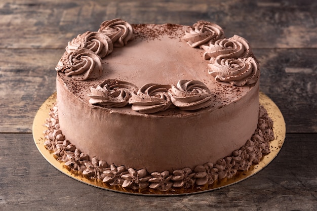 Morceau de gâteau aux truffes au chocolat sur table en bois rustique