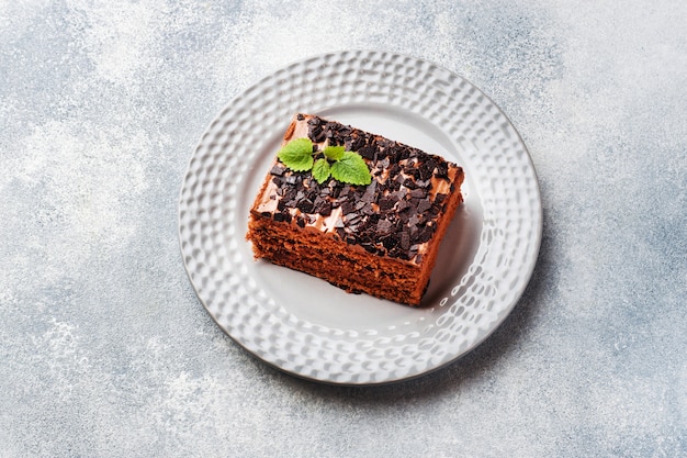 Un morceau de gâteau aux truffes avec du chocolat