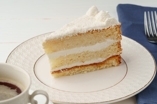 Morceau de gâteau biscuit blanc sur plaque