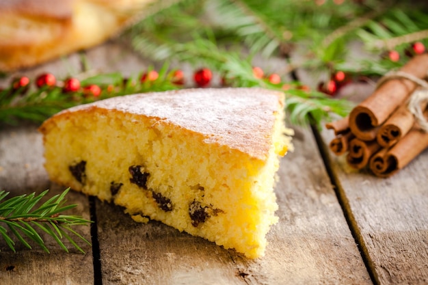 Morceau de gâteau de biscuit de Noël à la cannelle sur un fond rustique