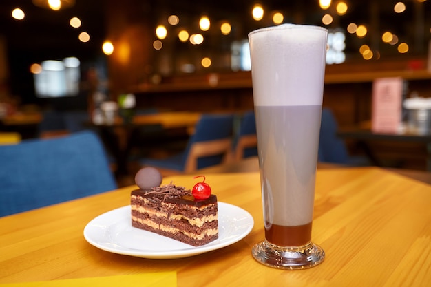 Morceau de gâteau et boisson sur table au café