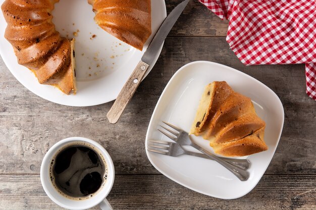 Morceau de gâteau bundt traditionnel aux raisins secs sur table en bois