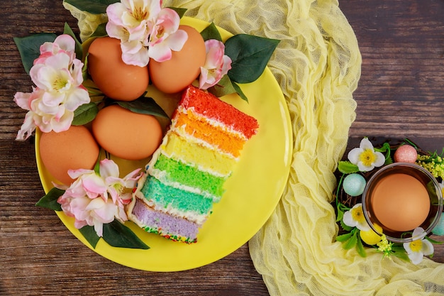 Morceau de gâteau coloré et oeufs bruns pour la fête de Pâques