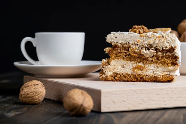 Un morceau de gâteau avec de la crème au beurre et des noix