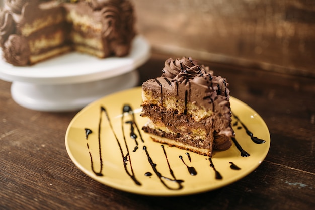 Morceau de gâteau dans l'assiette, chef d'oeuvre culinaire