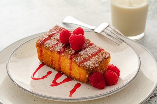 Morceau de gâteau éponge fait maison