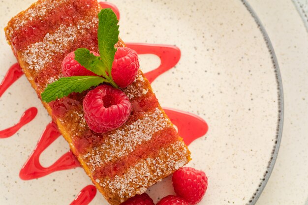 Morceau de gâteau éponge fait maison