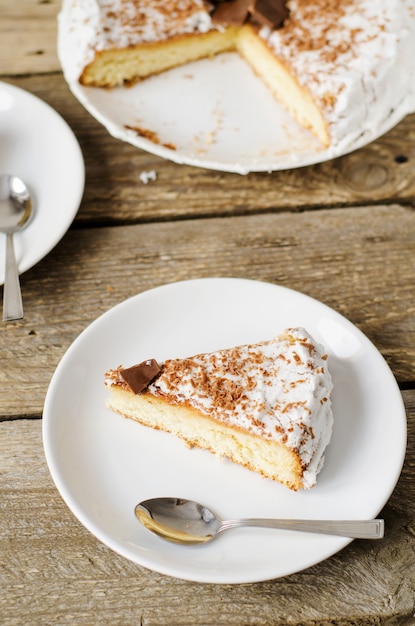 Morceau de gâteau glacé au chocolat