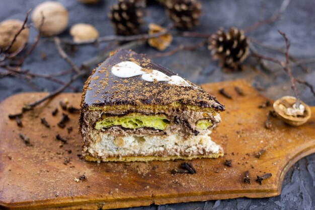 Un morceau de gâteau d'hiver. Un morceau de gâteau coupé au four pour les vacances d'hiver