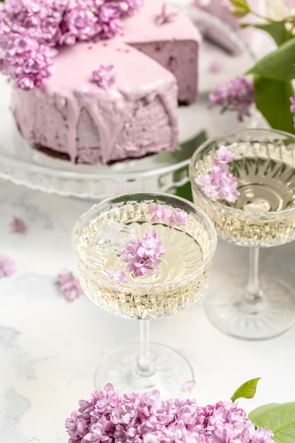 Un morceau de gâteau mousse Délicieux dessert tarte aux myrtilles avec des baies fraîches avec un bouquet de lilas en fleurs pourpres image verticale place pour le texte