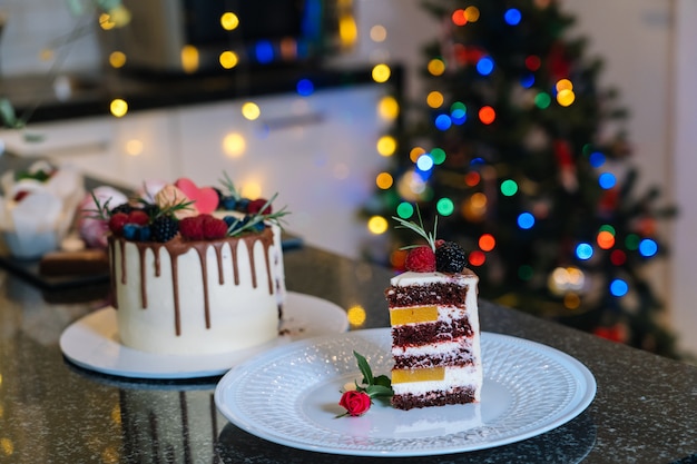 Morceau De Gâteau De Noël Maison Whis Fruit. Bonne Année Et Joyeux Noël. L'hiver