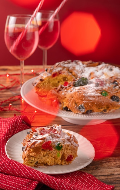 Morceau de gâteau de Noël portugais Bolo Rei