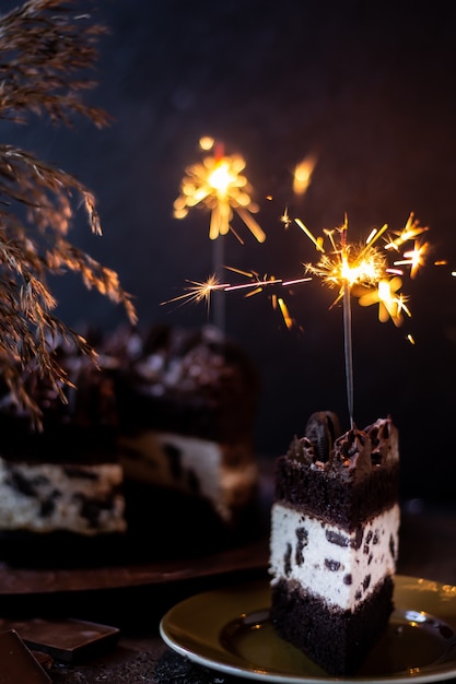 Un morceau de gâteau oreo fait maison