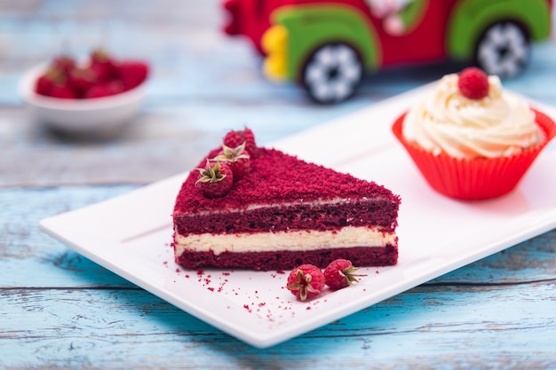 Morceau de gâteau de velours rouge, gâteau maison à la framboise et à la crème. Dessert parfait pour la Saint-Valentin.