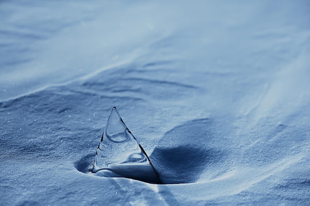 morceau de glace baïkal sur glace, nature saison d'hiver eau cristalline transparente en plein air