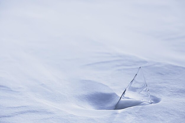 morceau de glace baïkal sur glace, nature saison d'hiver eau cristalline transparente en plein air