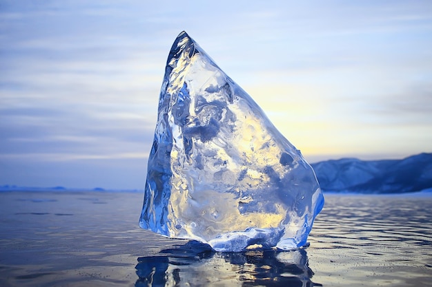 morceau de glace baïkal sur glace, nature saison d'hiver eau cristalline transparente en plein air