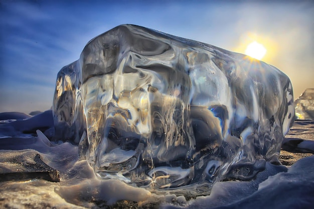 morceau de glace baïkal sur glace, nature saison d'hiver eau cristalline transparente en plein air