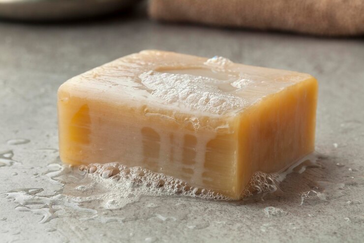 Photo un morceau humide de savon traditionnel marocain avec de la mousse pour le hamam