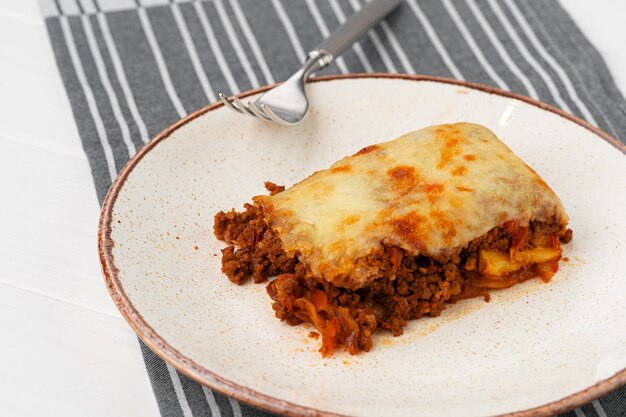 Morceau de lasagne à la viande fraîche au fromage