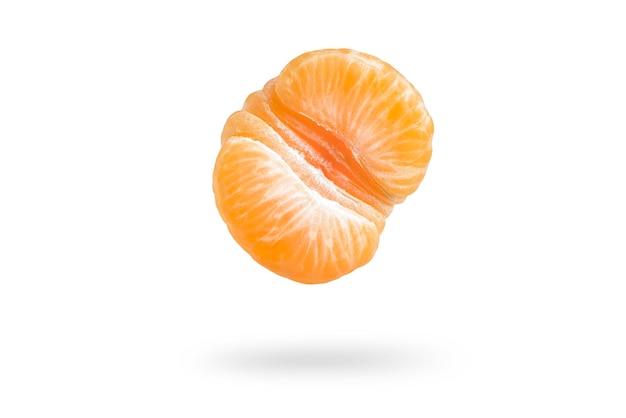 Un morceau de mandarine isolé sur fond blanc, tombant projetant une ombre. Segments individuels de tranches de mandarine, à insérer dans un projet ou une conception.