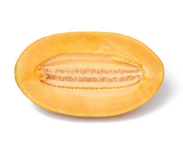 Morceau de melon mûr avec graines, pulpe d'orange, fruit isolé sur blanc