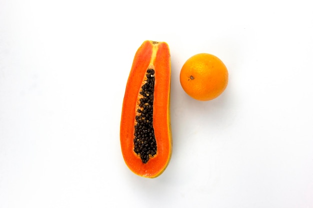 Un morceau de papaye avec une orange douce isolé sur un fond blanc Fruits frais papaye orage au milieu d'un fond blanc
