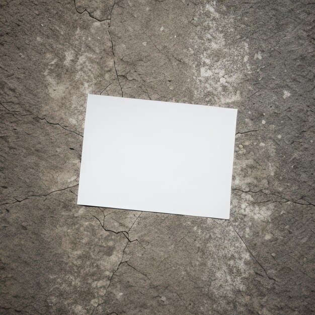 Un morceau de papier blanc est sur un mur avec le mot papier dessus.