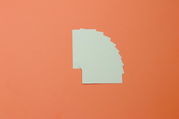 Un morceau de papier carré blanc sur fond orange