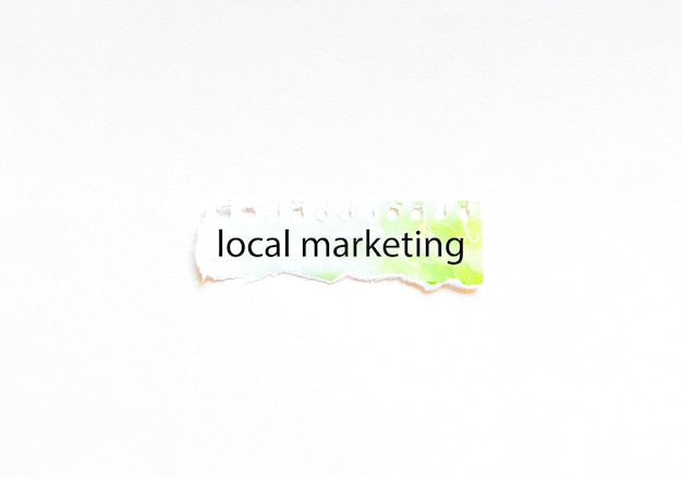Morceau de papier de couleur déchiré avec texte Marketing local
