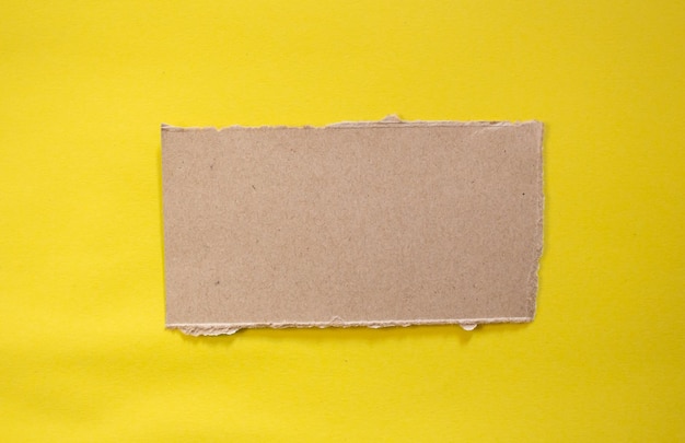 Photo morceau de papier déchiré isolé sur fond jaune