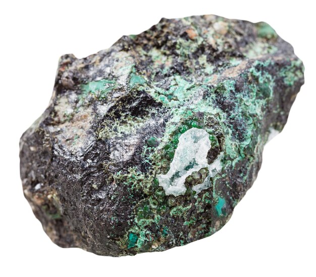 Morceau de pierre minérale malachite isolé