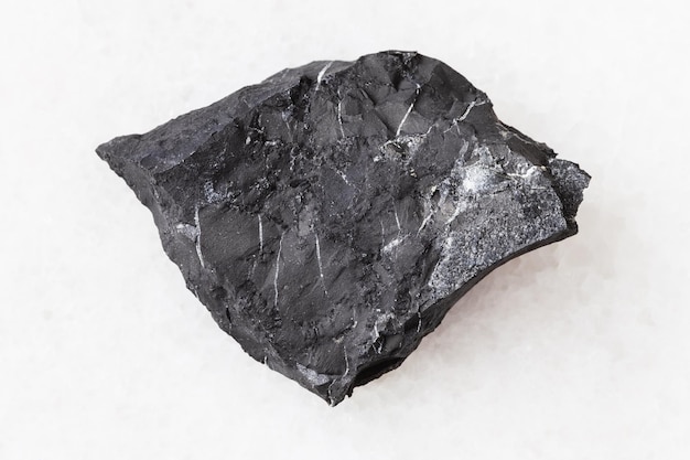 Morceau de pierre de schiste shungite sur blanc