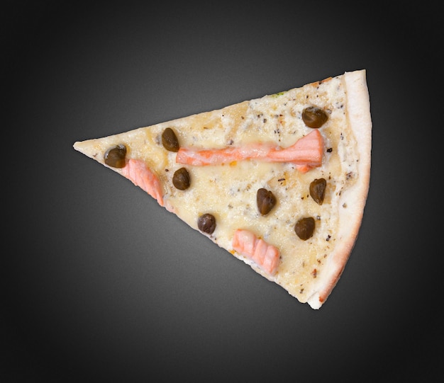 Photo un morceau de pizza sur un fond sombre
