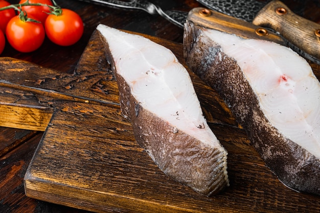 Morceau De Poisson De Flétan Cru Frais, Avec Des Ingrédients Et Des Herbes De Romarin, Sur Un Vieux Fond De Table En Bois Foncé