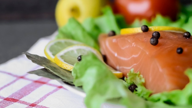 Un morceau de poisson avec des légumes sur la table. Nourriture saine pour le déjeuner. Délicieux dîner de fruits de mer. Saumon frais et truite.