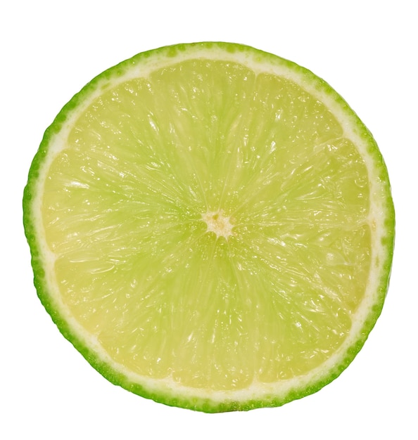Morceau rond de citron vert juteux sur fond blanc isolé