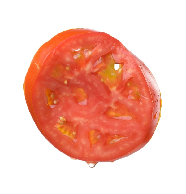 Morceau rond de tomate mûre rouge isolé sur fond blanc