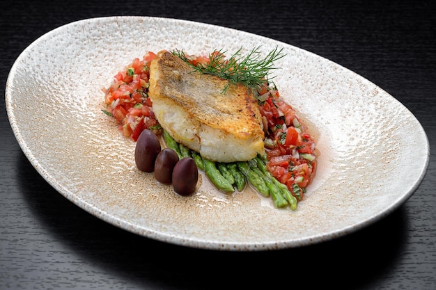 Un morceau de sandre de poisson frit avec des légumes