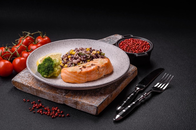 Photo un morceau de saumon bouilli avec du sel de brocoli de riz et des épices