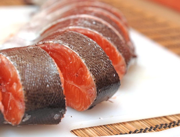 Un morceau de saumon est enveloppé dans un gros morceau de viande.