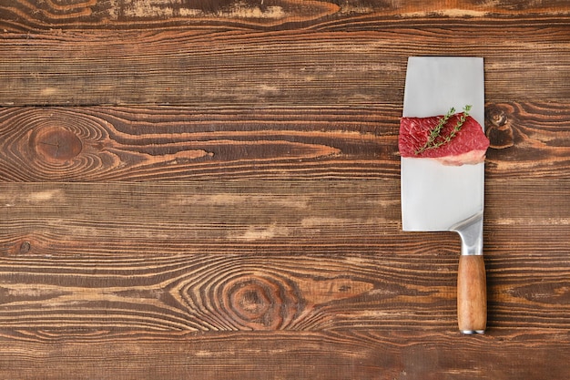 Morceau de steak plat de poitrine de boeuf cru sur couperet de boucher