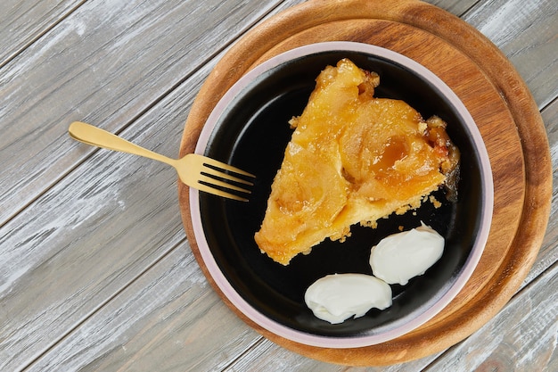 Morceau de tarte au four avec abricots et crème fraîche