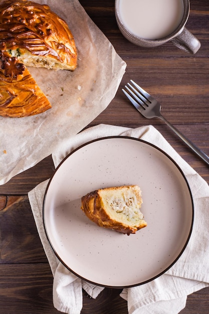 Un morceau de tarte au kurnik avec des pommes de terre au poulet et du riz Des pâtisseries maison Vue de dessus et verticale