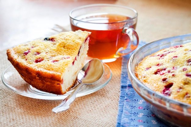 Morceau de tarte aux airelles maison sur un pâté